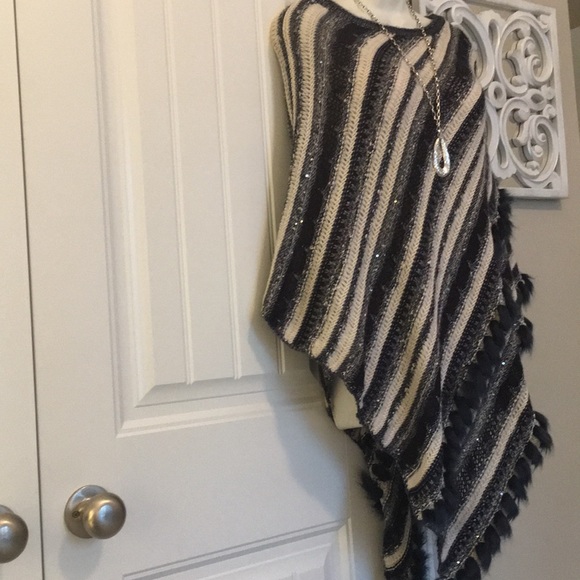 NWOT CHICOS S/M FUR TRIMMED PONCHO TOP.  Bundle and save! - Picture 6 of 8